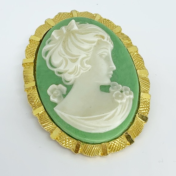 Vintage Cameo Stud Earring and Brooch set! - Picture 4 of 4